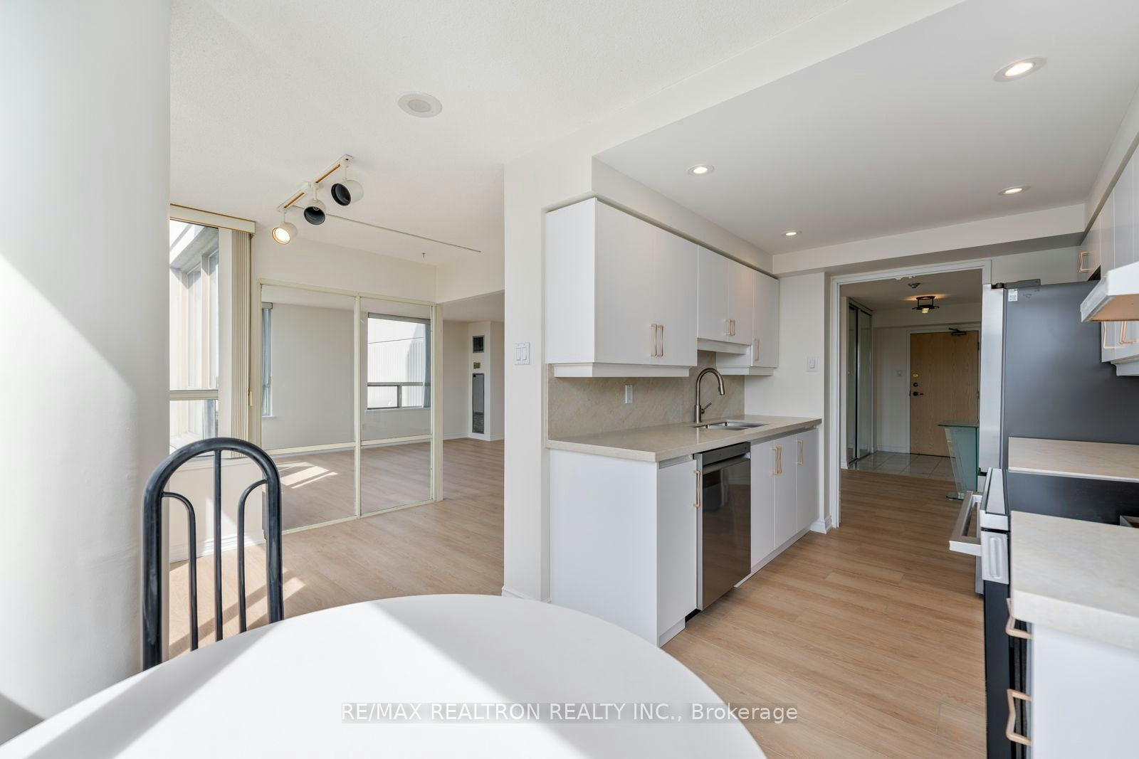 803-7 Townsgate Drive, Vaughan, ON, L4J 7Z9 - 10