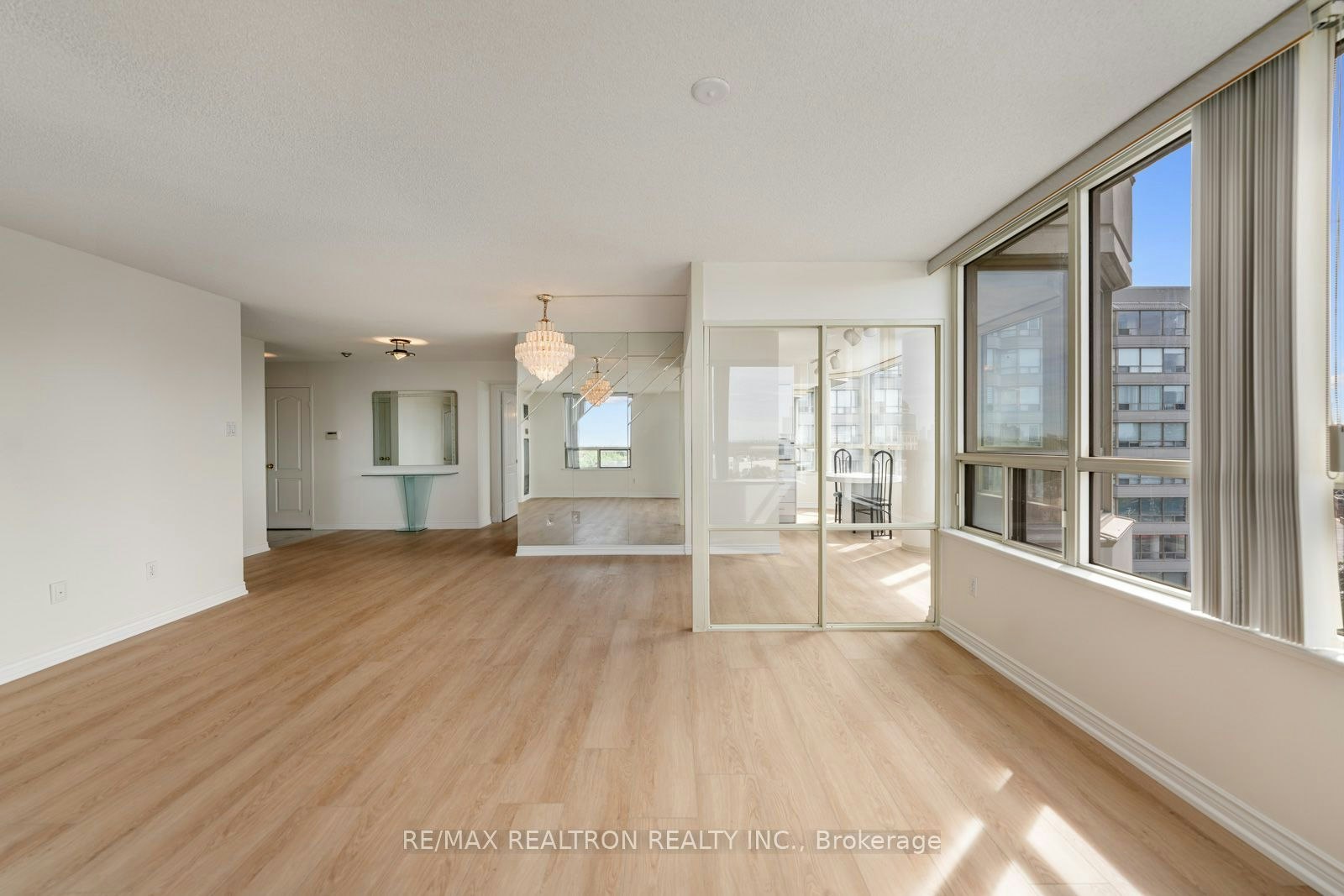 803-7 Townsgate Drive, Vaughan, ON, L4J 7Z9 - 8
