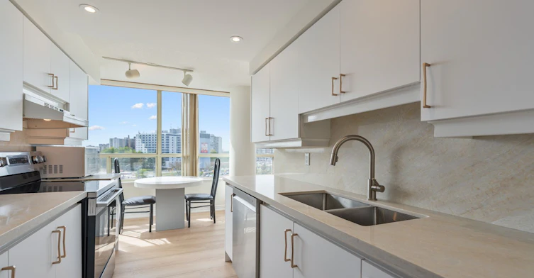 803-7 Townsgate Drive, Vaughan, ON, L4J 7Z9 - 12