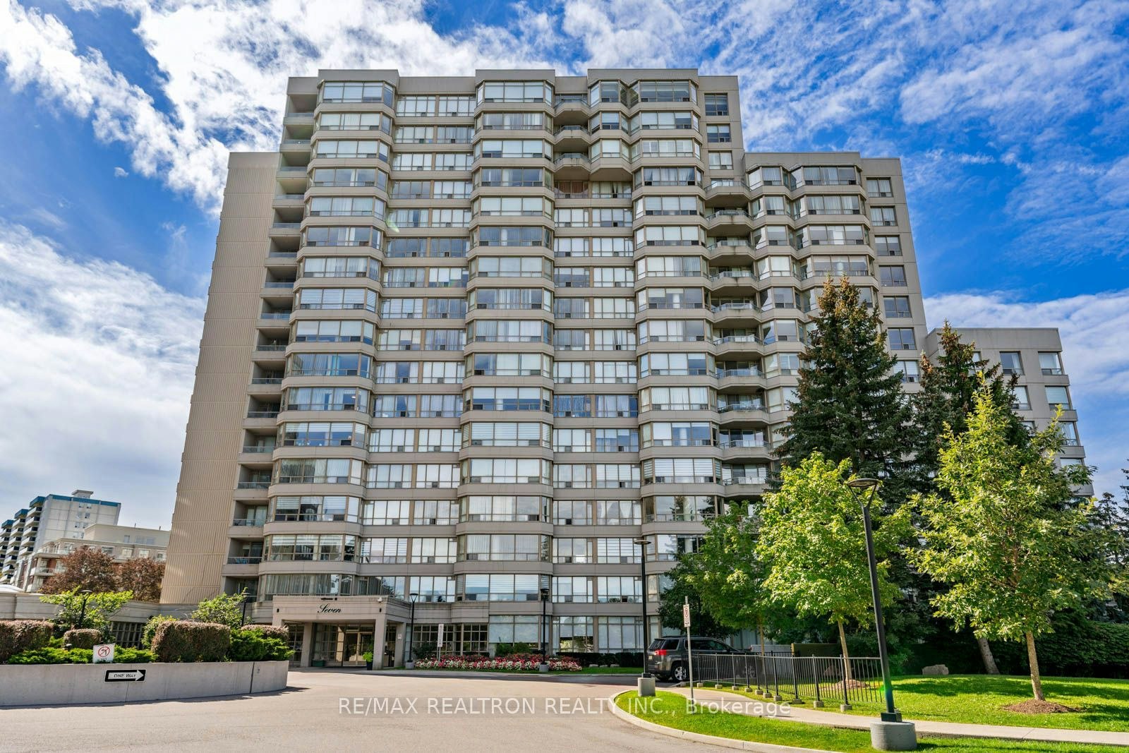 803-7 Townsgate Drive, Vaughan, ON, L4J 7Z9