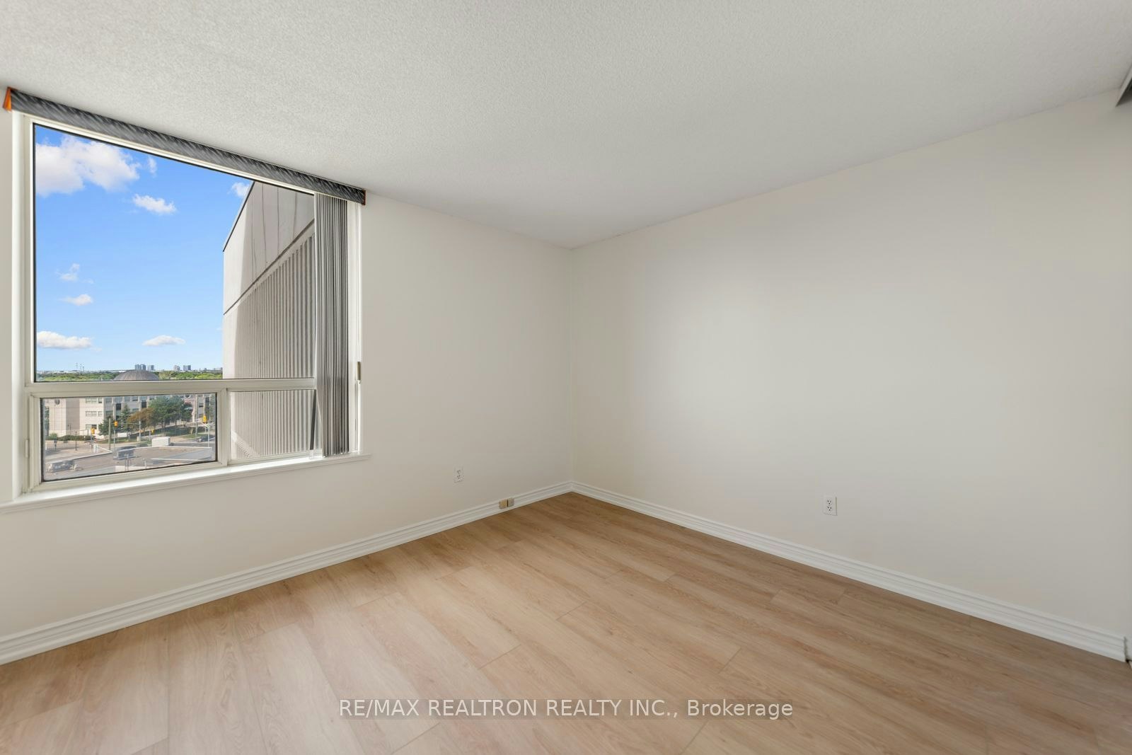 803-7 Townsgate Drive, Vaughan, ON, L4J 7Z9 - 19