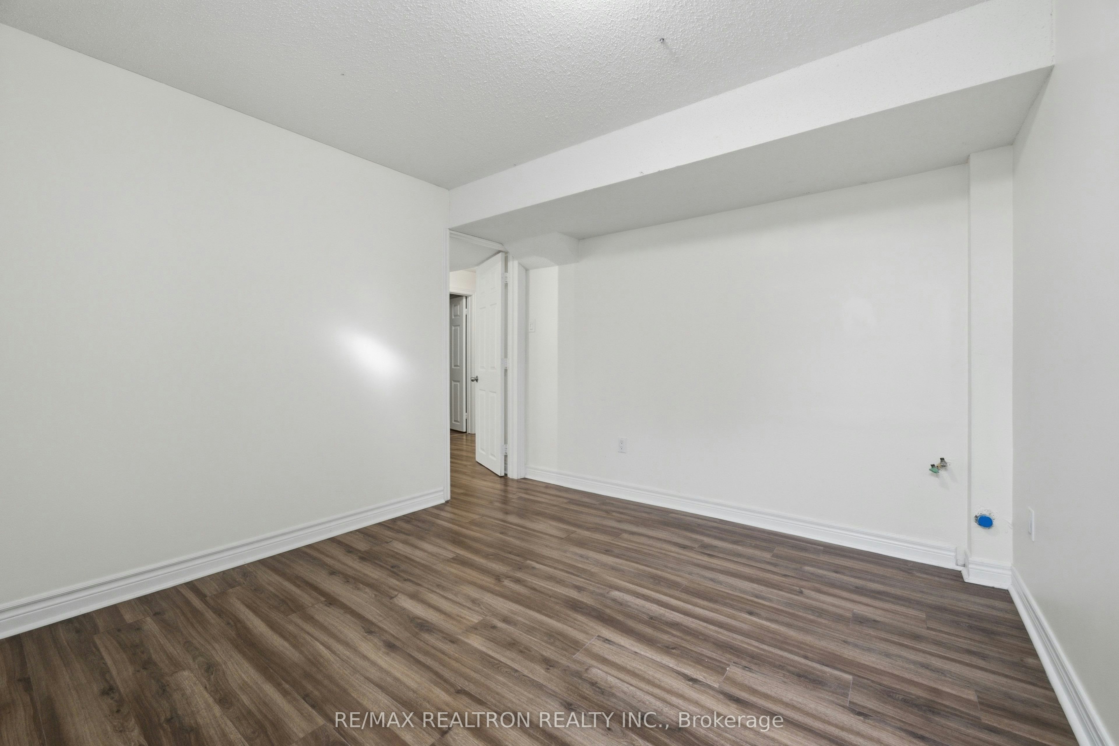 27 Watkins Glen Crescent, Aurora, ON, L4G 7P3 - 11