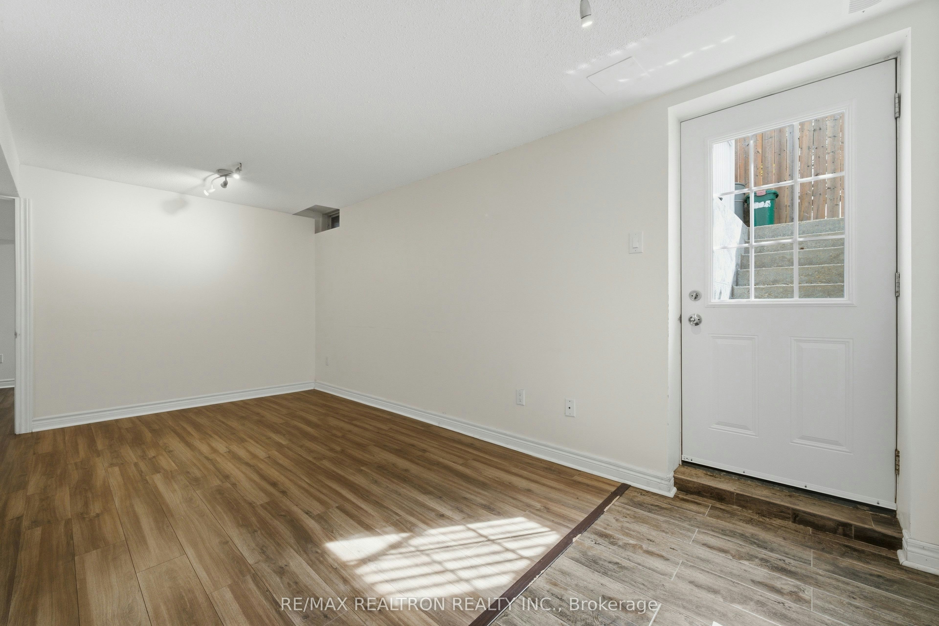 27 Watkins Glen Crescent, Aurora, ON, L4G 7P3 - 4