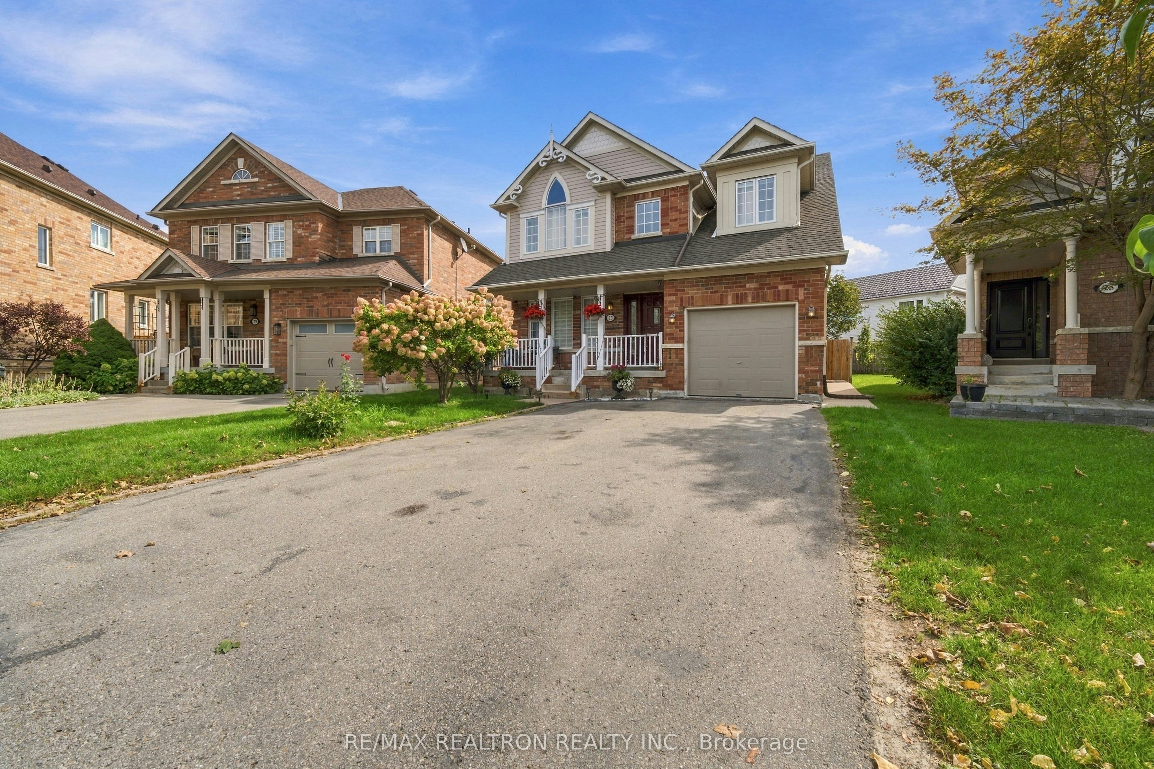 27 Watkins Glen Crescent, Aurora, ON, L4G 7P3 - 2