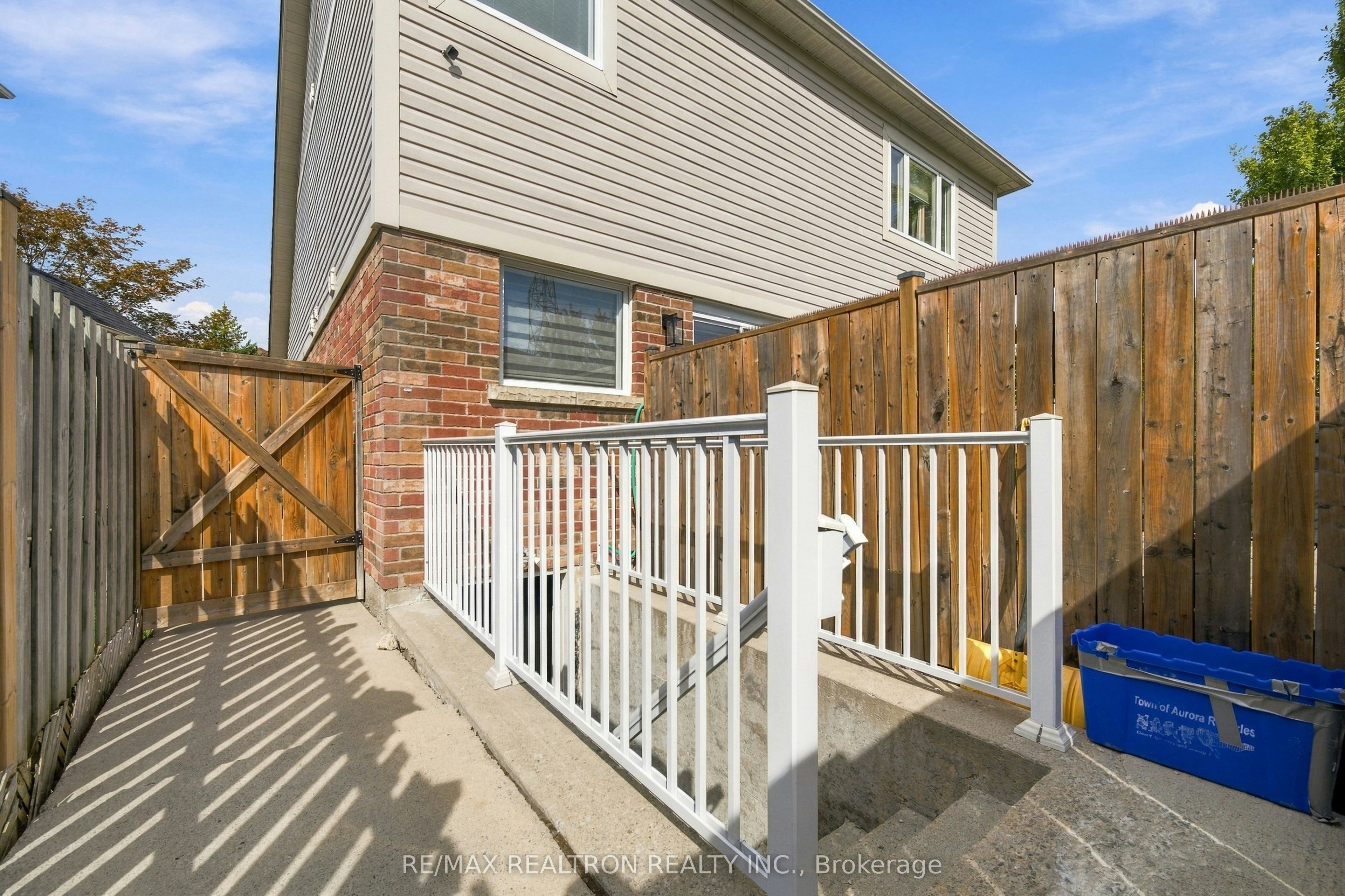 27 Watkins Glen Crescent, Aurora, ON, L4G 7P3