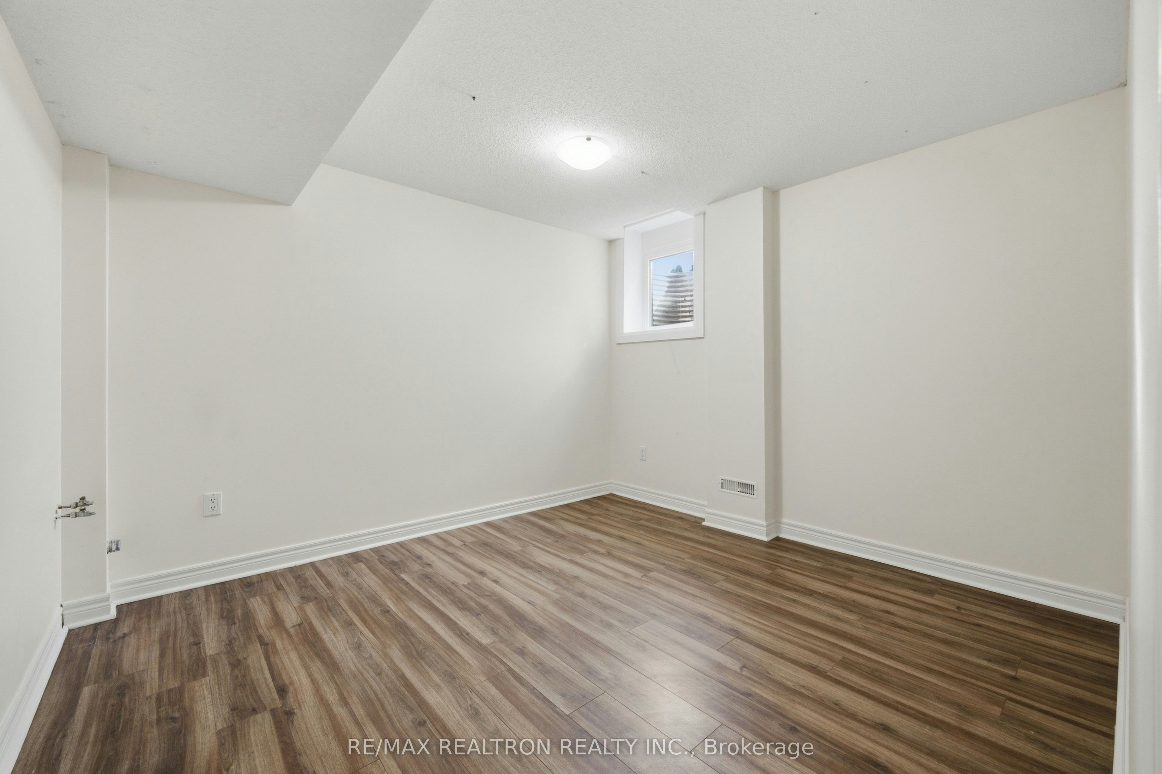 27 Watkins Glen Crescent, Aurora, ON, L4G 7P3 - 10