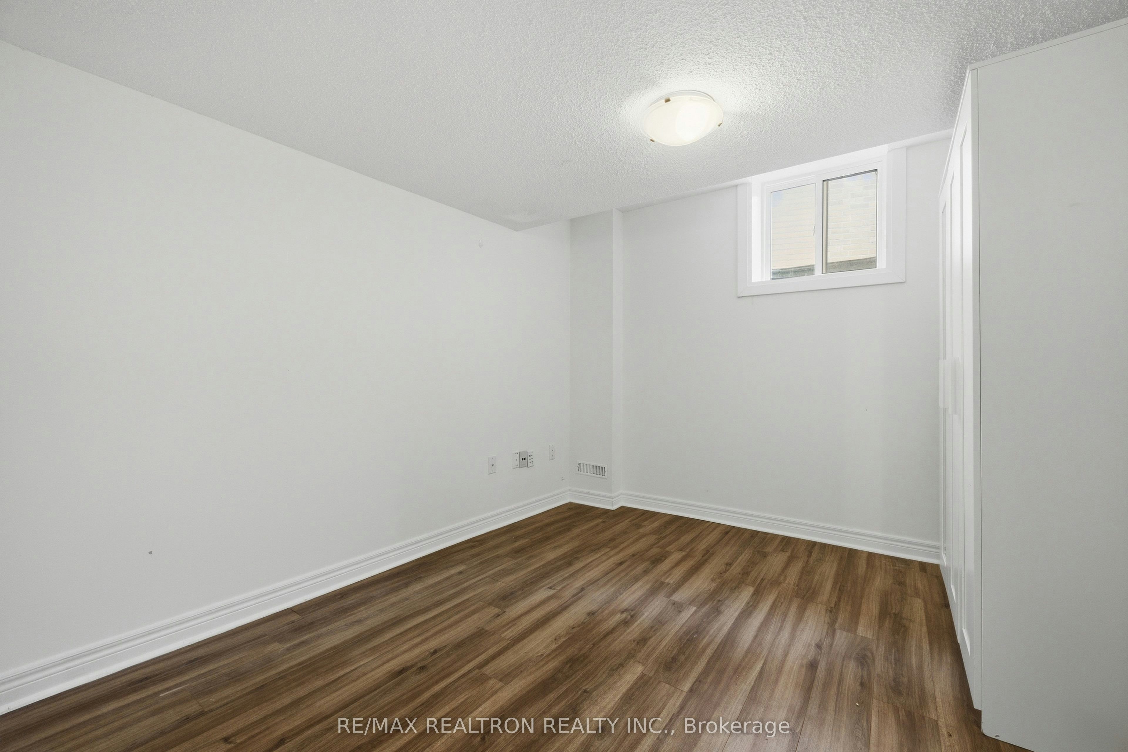 27 Watkins Glen Crescent, Aurora, ON, L4G 7P3 - 12