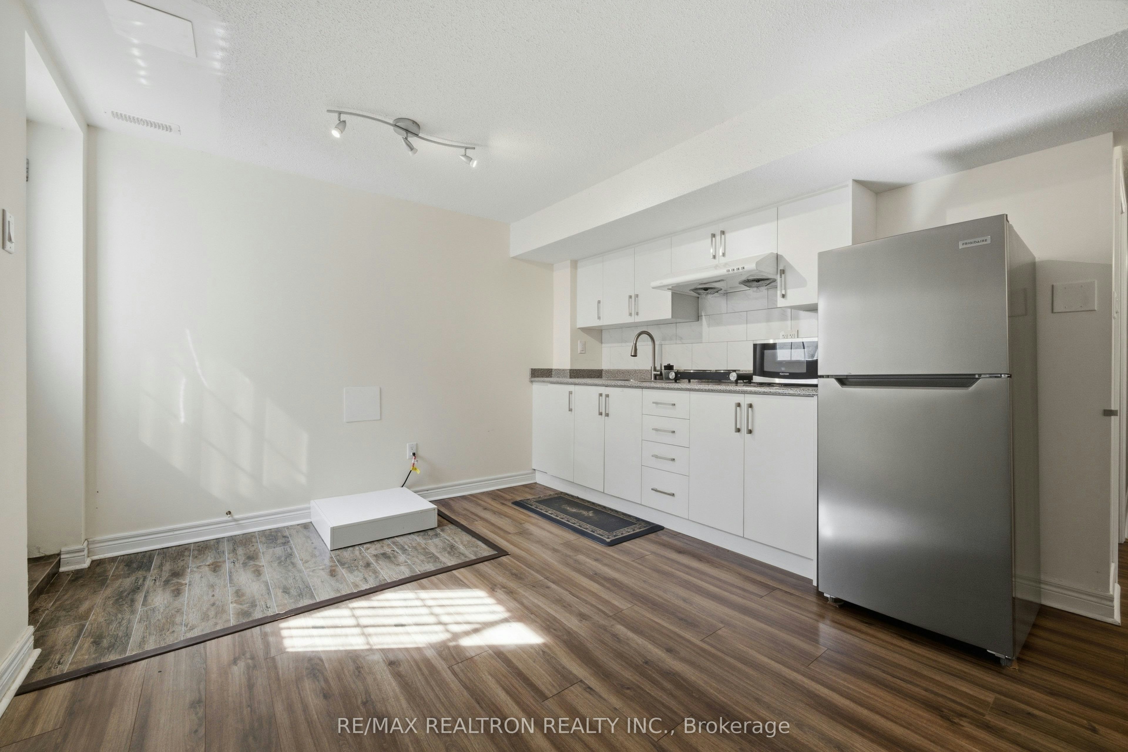 27 Watkins Glen Crescent, Aurora, ON, L4G 7P3 - 7
