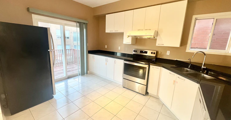 19 Fairlawn Avenue, Markham, ON, L6C 2E7 - 11