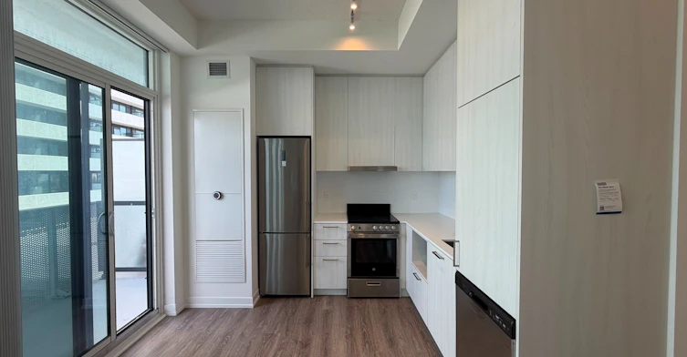 812-195 Commerce Street, Vaughan, ON, L4K 5Z7 - 2