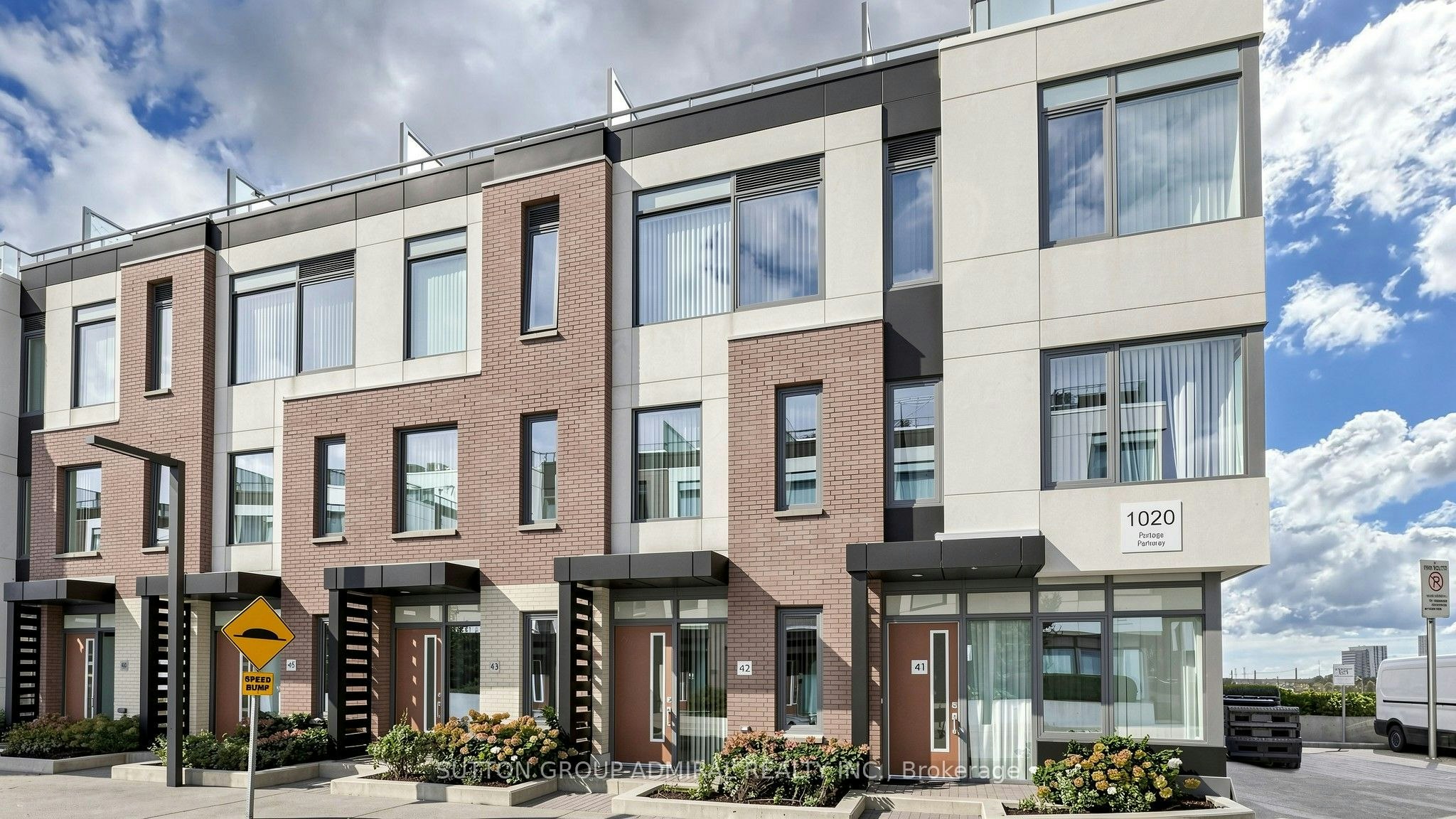 TH 42-1020 Portage Parkway, Vaughan, ON, L4K 0K3
