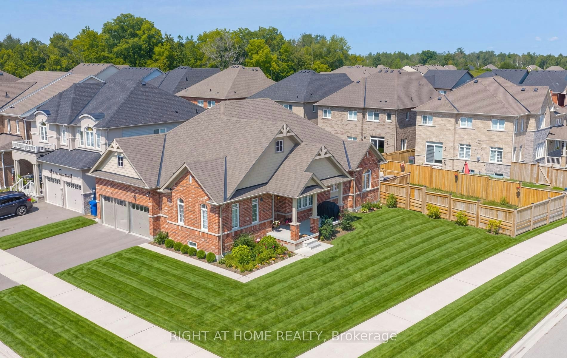 2 Cliff Thompson Court, Georgina, ON, L0E 1R0