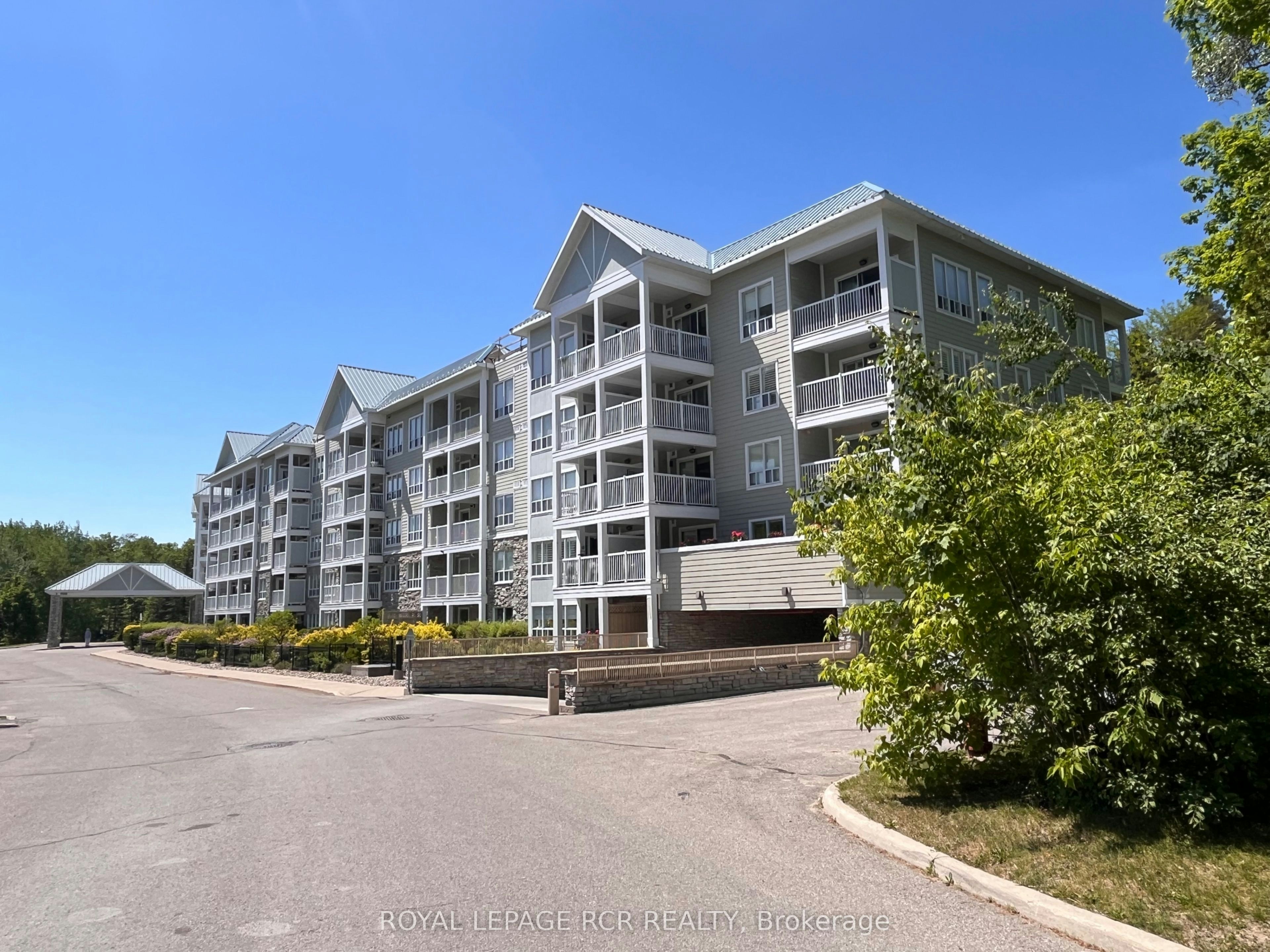212-900 Bogart Mill Trail, Newmarket, ON, L3Y 8V5