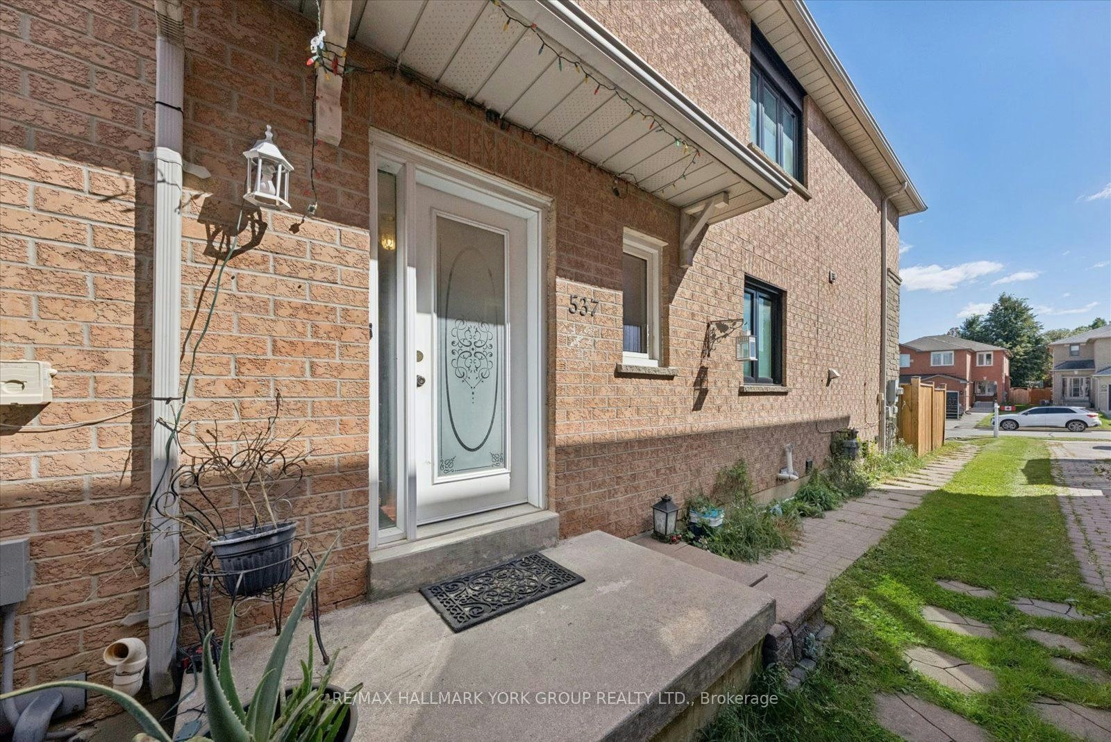 537 Walpole Crescent - 3