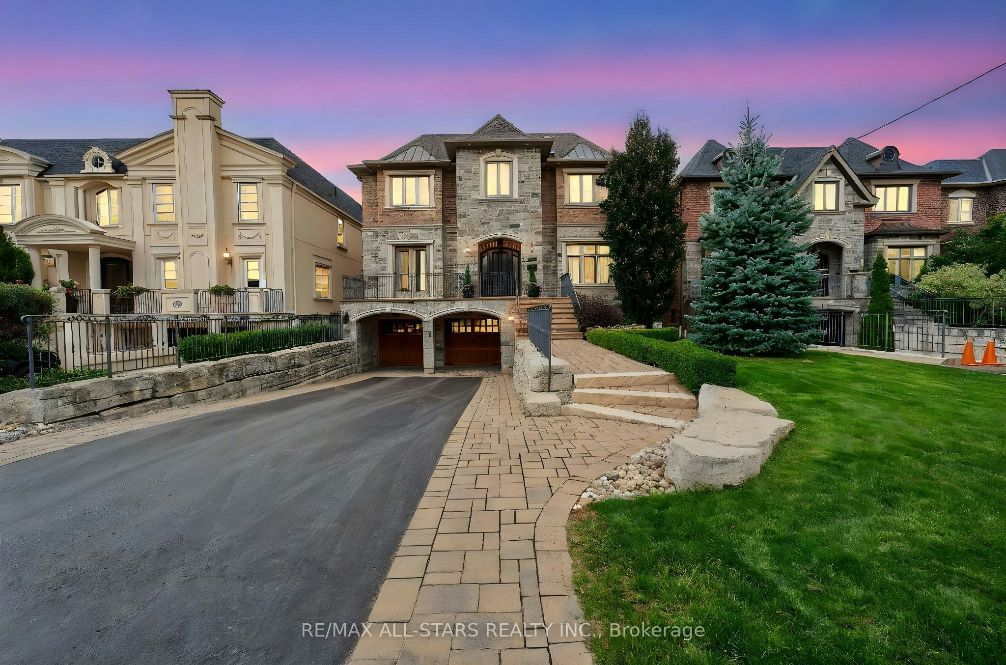126 Hillview Road, Aurora, ON, L4G 2M5
