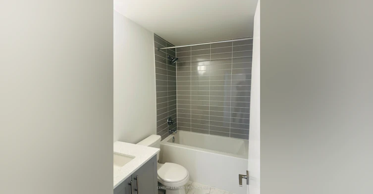 14-22 Lytham Green Circle, Newmarket, ON, L3Y 0H5 - 9