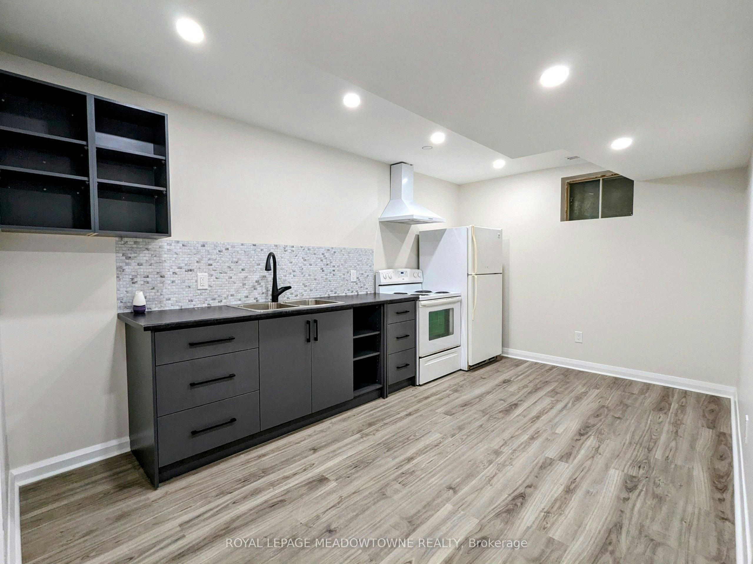 B-737 Botany Hill Crescent, Newmarket, ON, L3Y 3A7 - 2