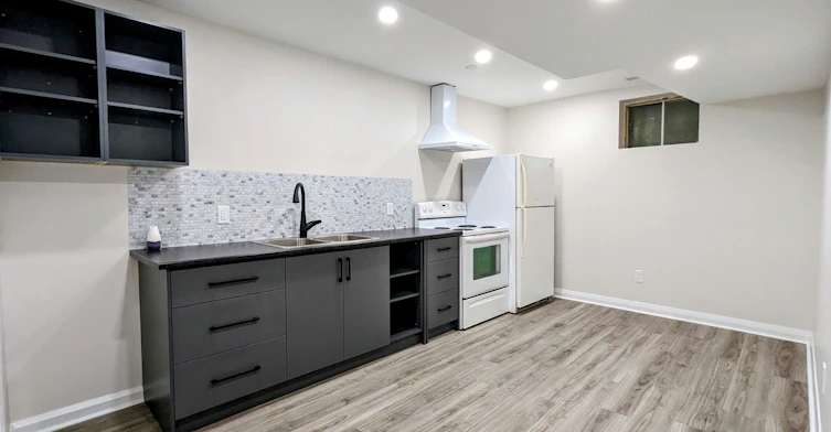 B-737 Botany Hill Crescent, Newmarket, ON, L3Y 3A7 - 2