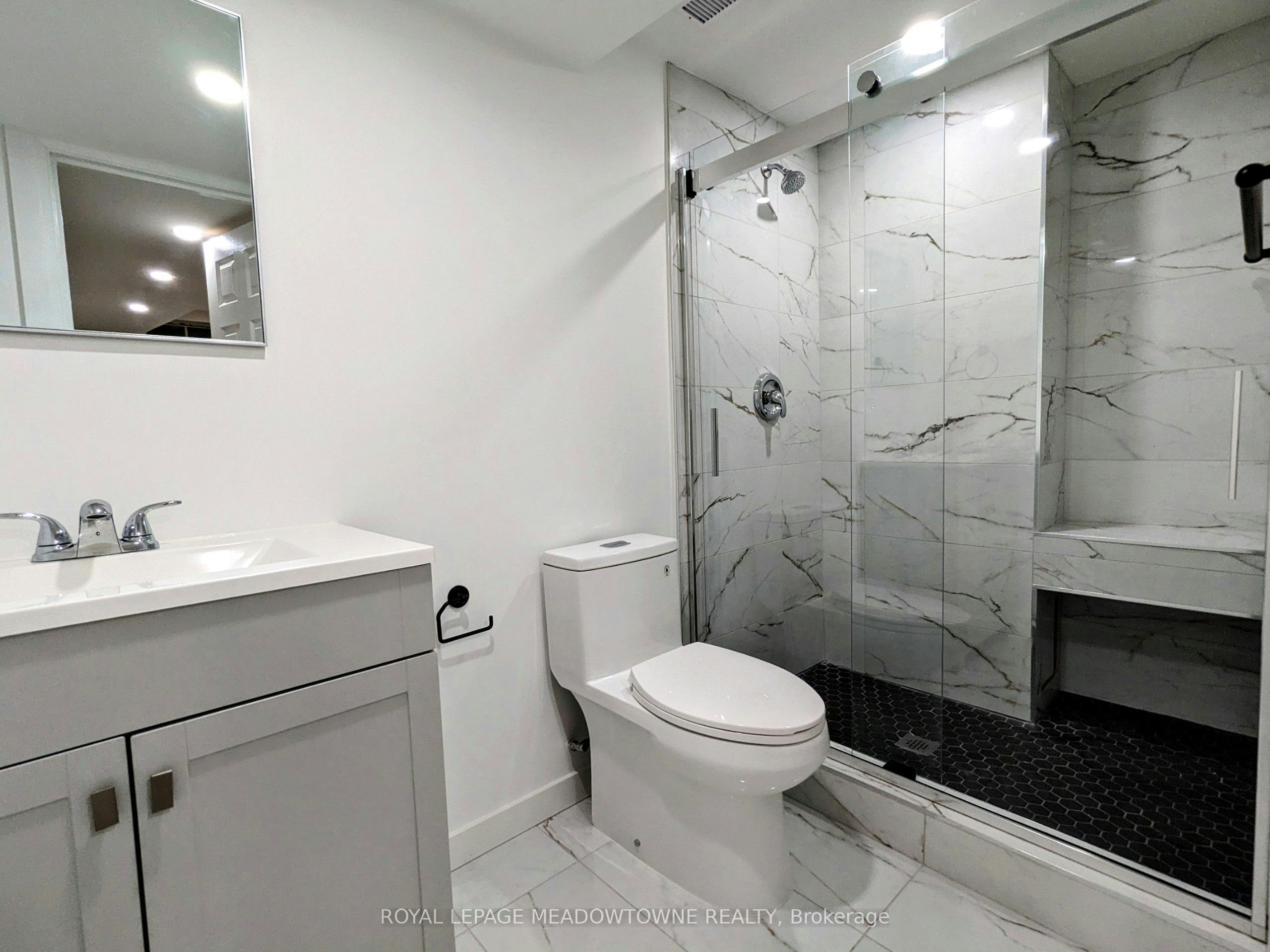 B-737 Botany Hill Crescent, Newmarket, ON, L3Y 3A7 - 5