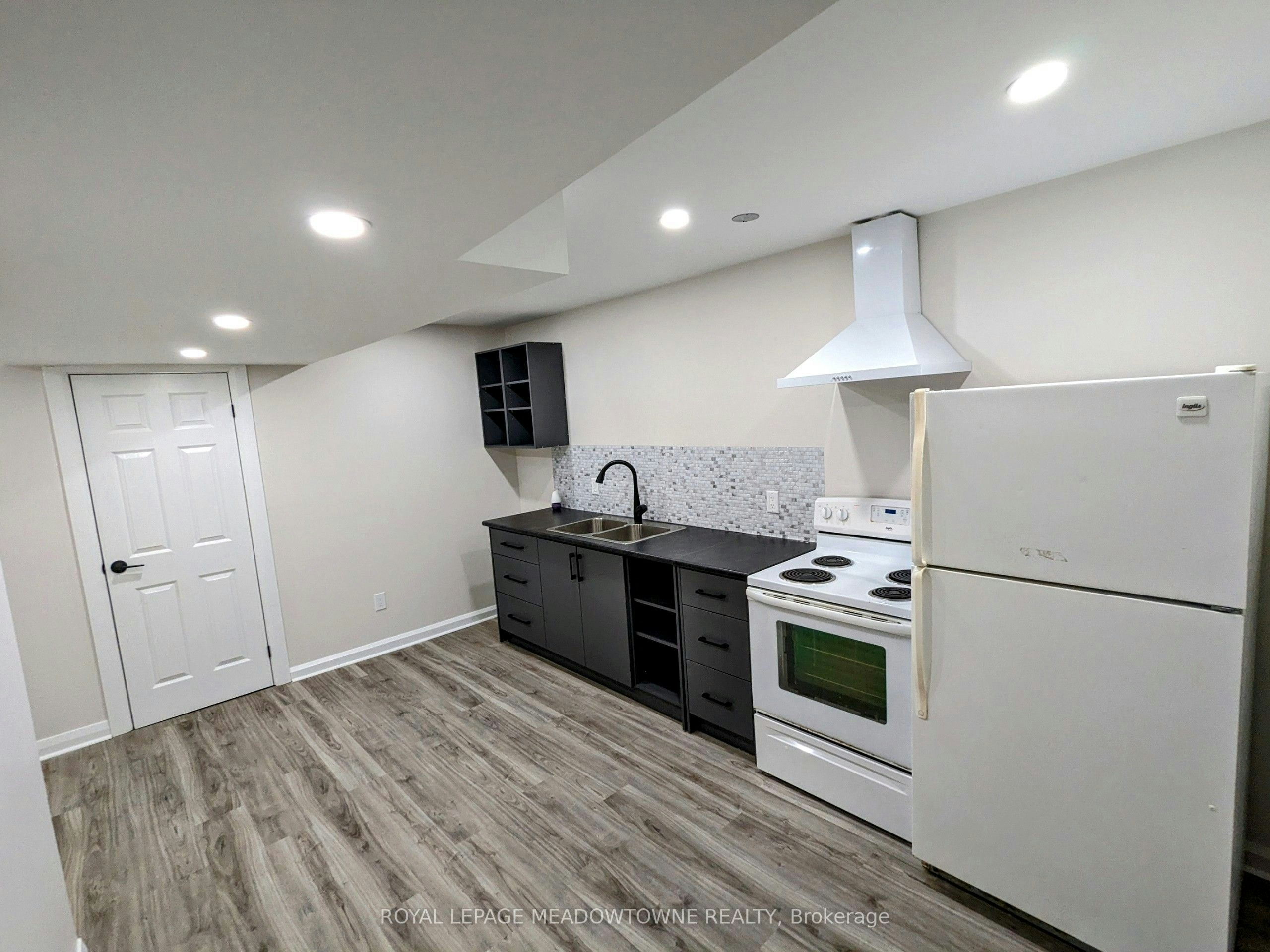 B-737 Botany Hill Crescent, Newmarket, ON, L3Y 3A7 - 3
