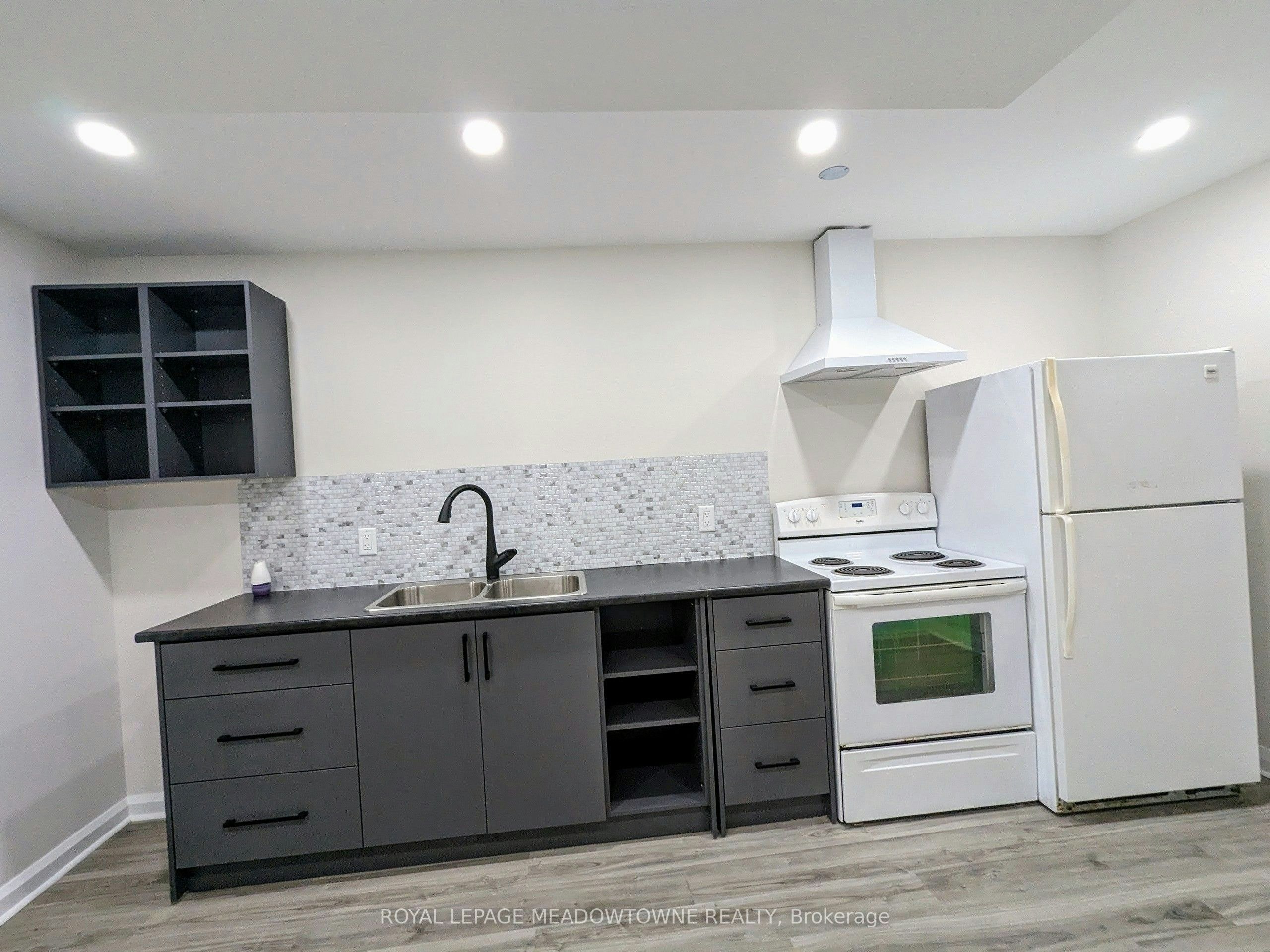 B-737 Botany Hill Crescent, Newmarket, ON, L3Y 3A7 - 4