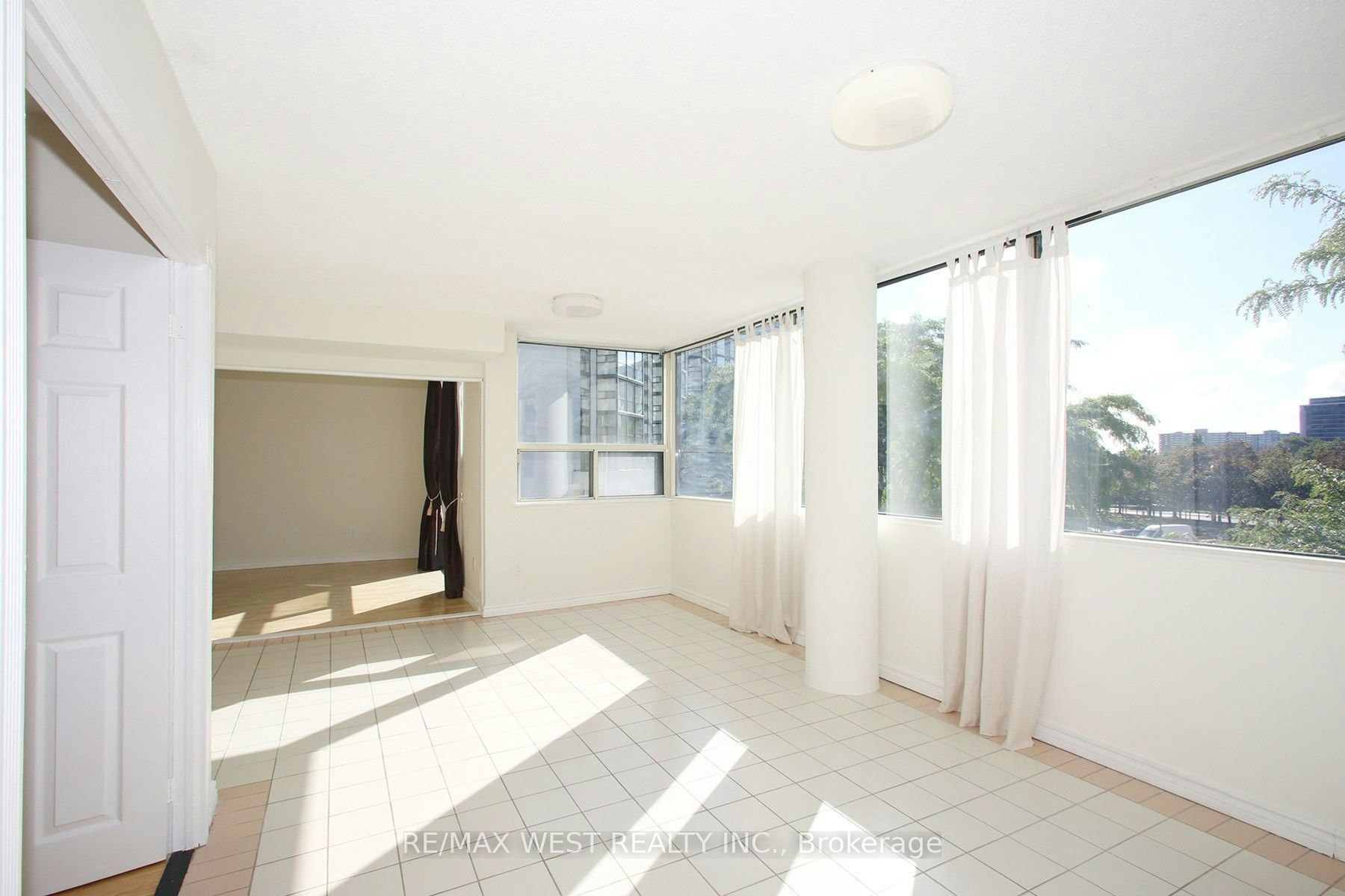 305-40 Harding Boulevard W, Richmond Hill, ON, L4C 9S5 - 4