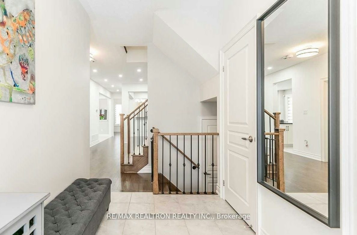 17 Larkfield Crescent, East Gwillimbury, ON, L9N 0P7 - 3