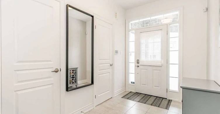 17 Larkfield Crescent, East Gwillimbury, ON, L9N 0P7 - 2