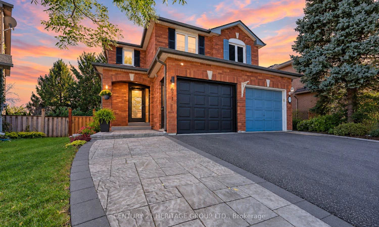 671 Walpole Crescent