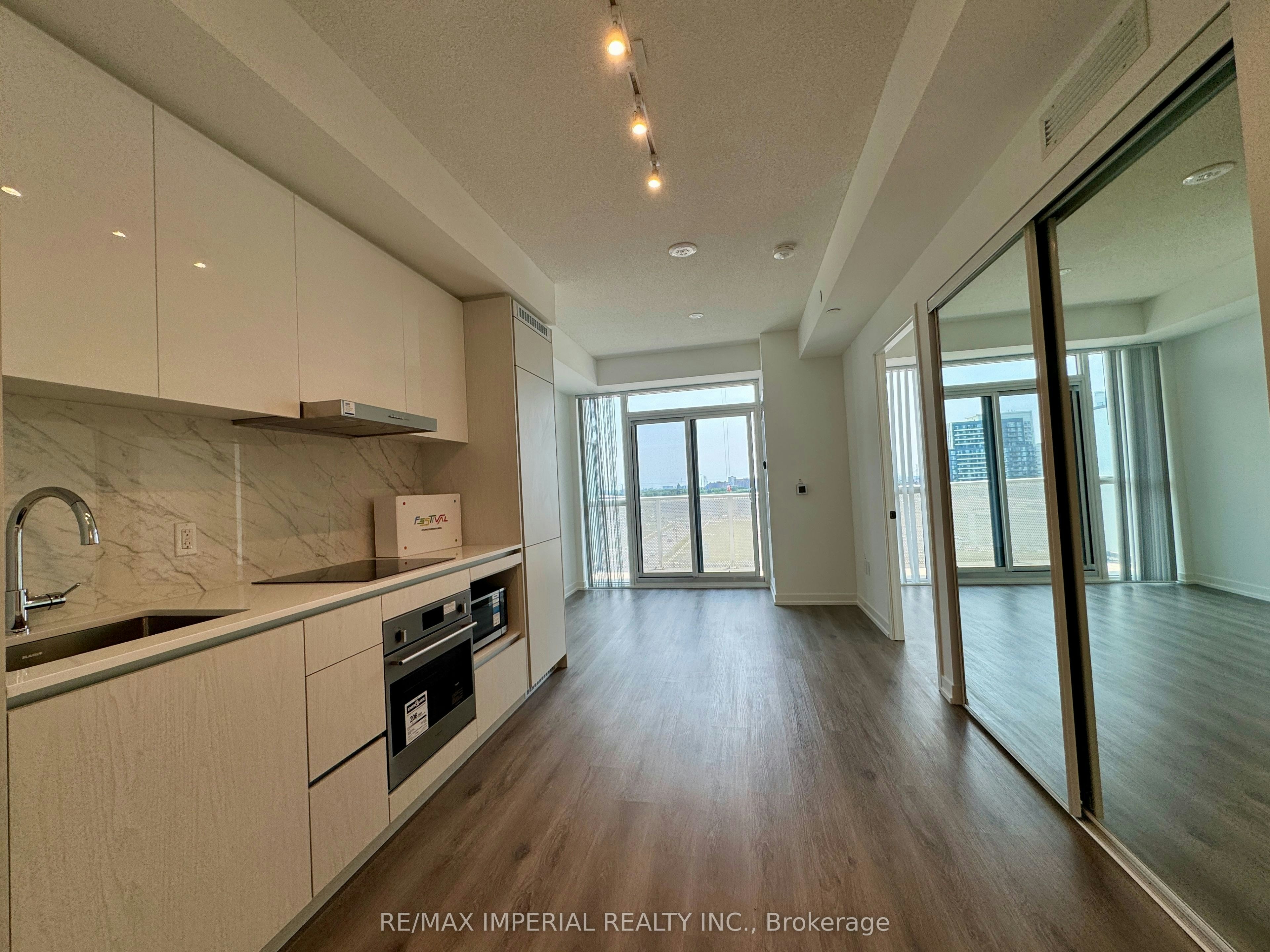 811-28 Interchange Way, Vaughan, ON, L4K 0P8 - 4