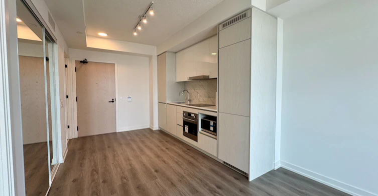 811-28 Interchange Way, Vaughan, ON, L4K 0P8 - 5