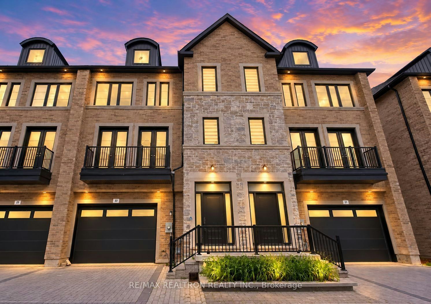 22-260 Eagle Street, Newmarket, ON, L3Y 1K1
