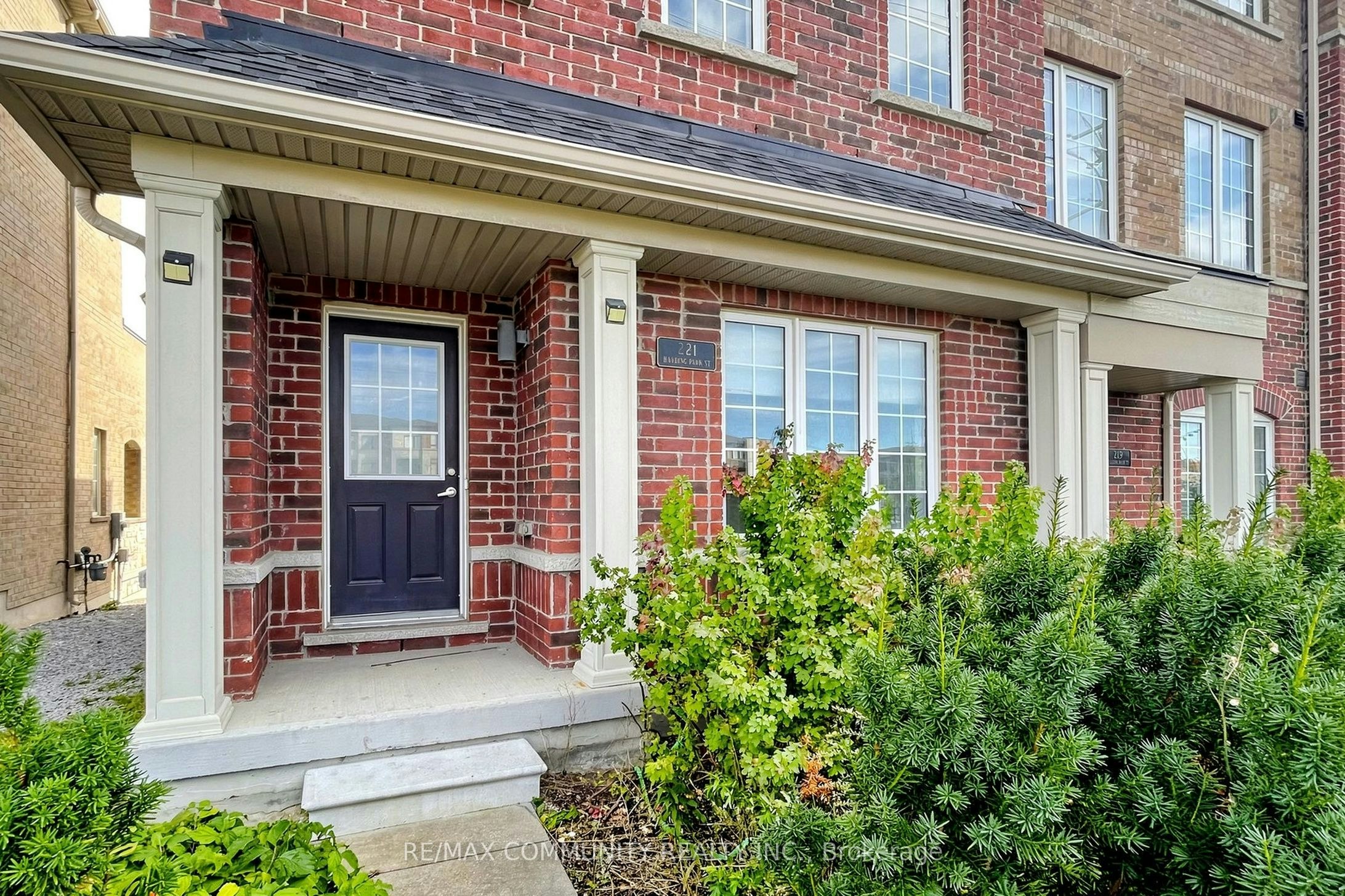 221 Harding Park Street, Newmarket, ON, L3Y 0E3