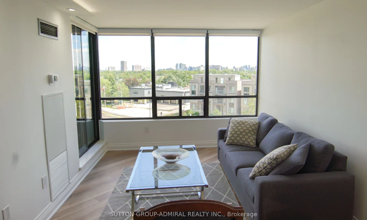 606-7420 Bathurst Street