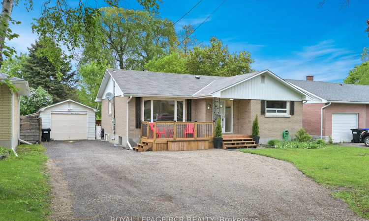 12 Maple Avenue E