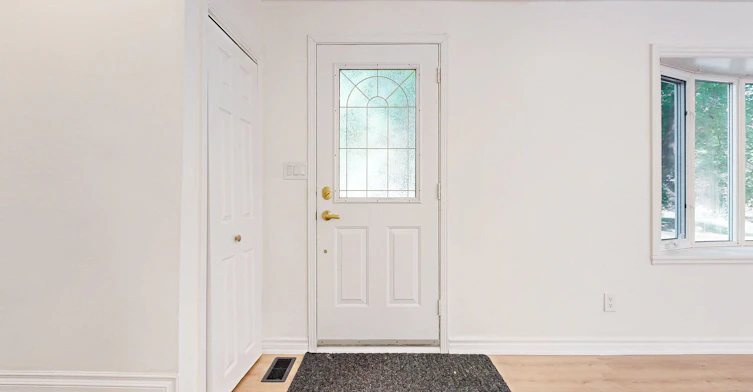 Main & 2nd-83 Lundy's Lane, Newmarket, ON, L3Y 3R9 - 3