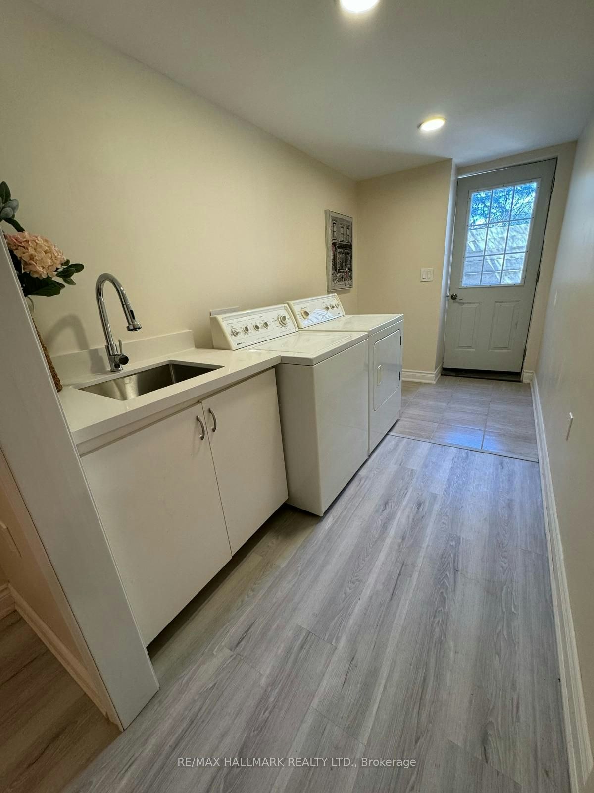 Room 2-248 Crossland Gate, Newmarket, ON, L3X 1A9 - 7