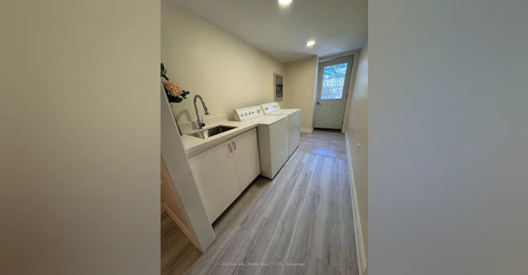 Room 2-248 Crossland Gate, Newmarket, ON, L3X 1A9 - 7