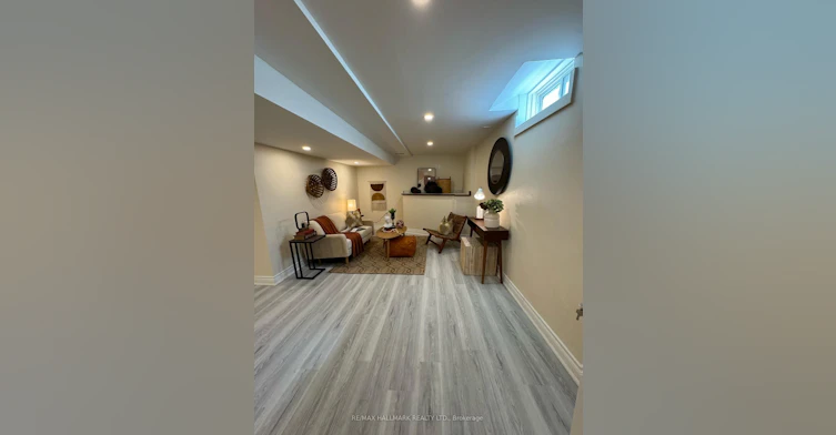 Room 2-248 Crossland Gate, Newmarket, ON, L3X 1A9