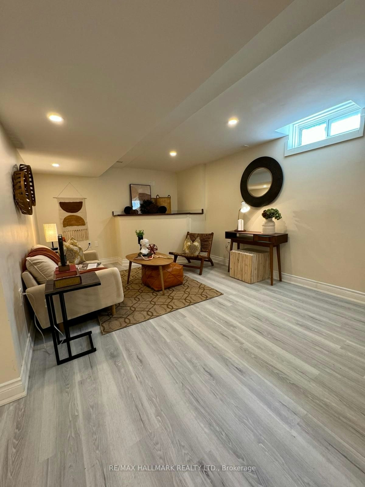 Room 2-248 Crossland Gate, Newmarket, ON, L3X 1A9 - 5