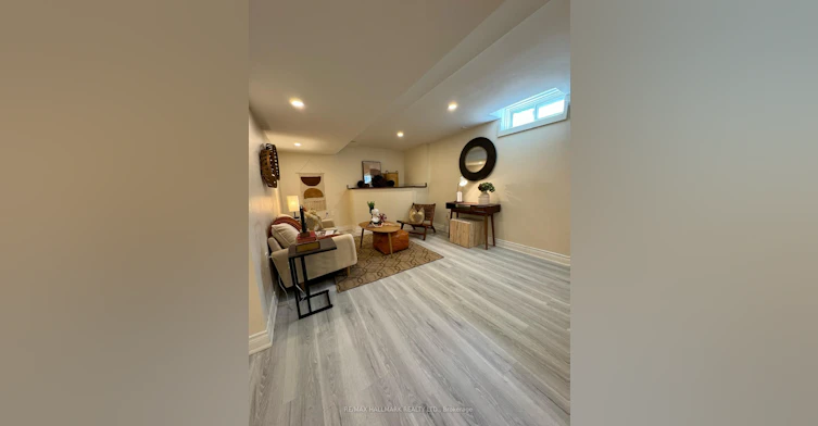 Room 2-248 Crossland Gate, Newmarket, ON, L3X 1A9 - 5