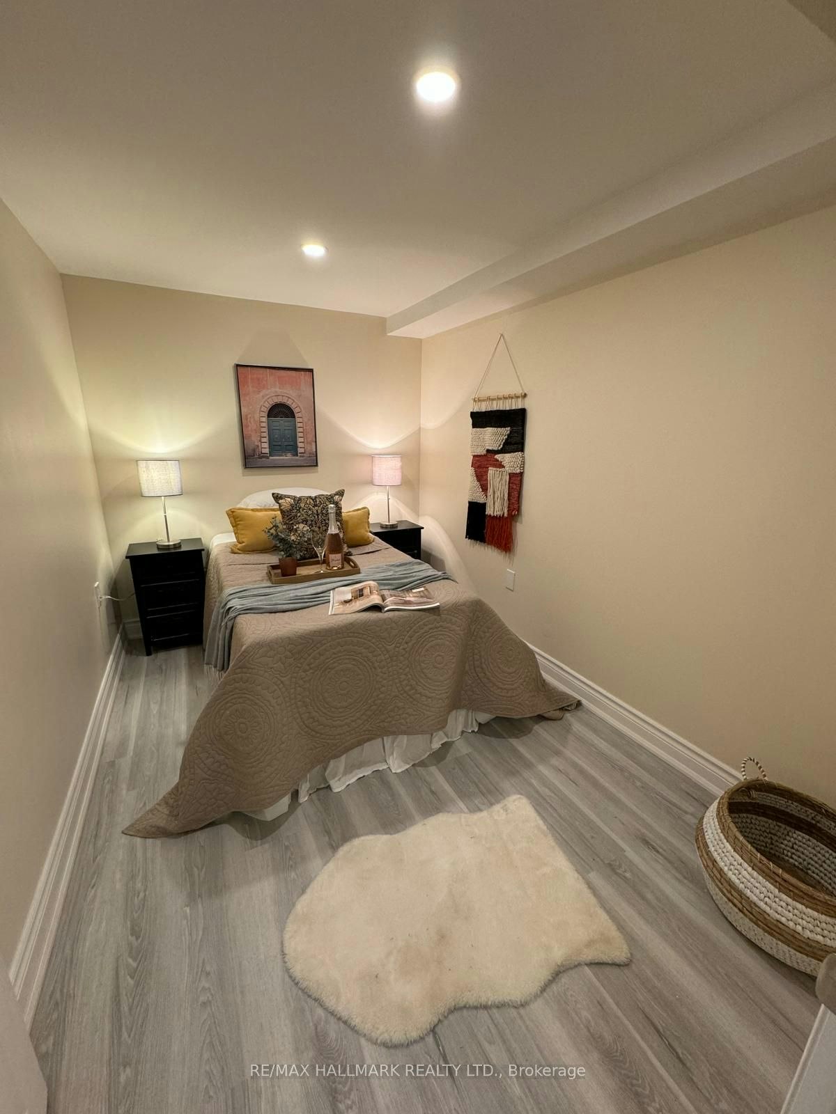 Room 2-248 Crossland Gate, Newmarket, ON, L3X 1A9 - 2
