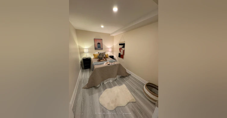 Room 2-248 Crossland Gate, Newmarket, ON, L3X 1A9 - 2