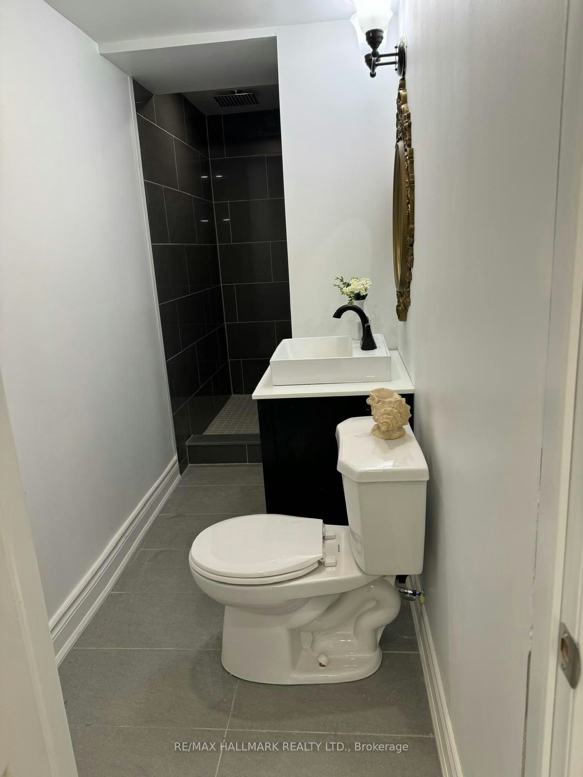 Room 2-248 Crossland Gate, Newmarket, ON, L3X 1A9 - 4