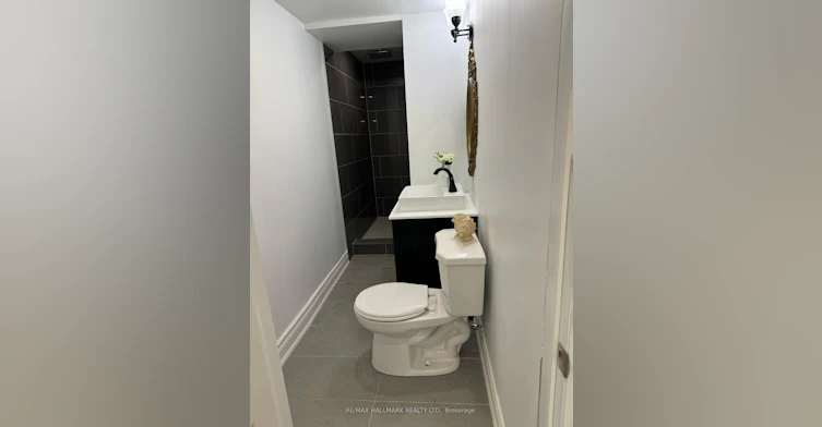 Room 2-248 Crossland Gate, Newmarket, ON, L3X 1A9 - 4