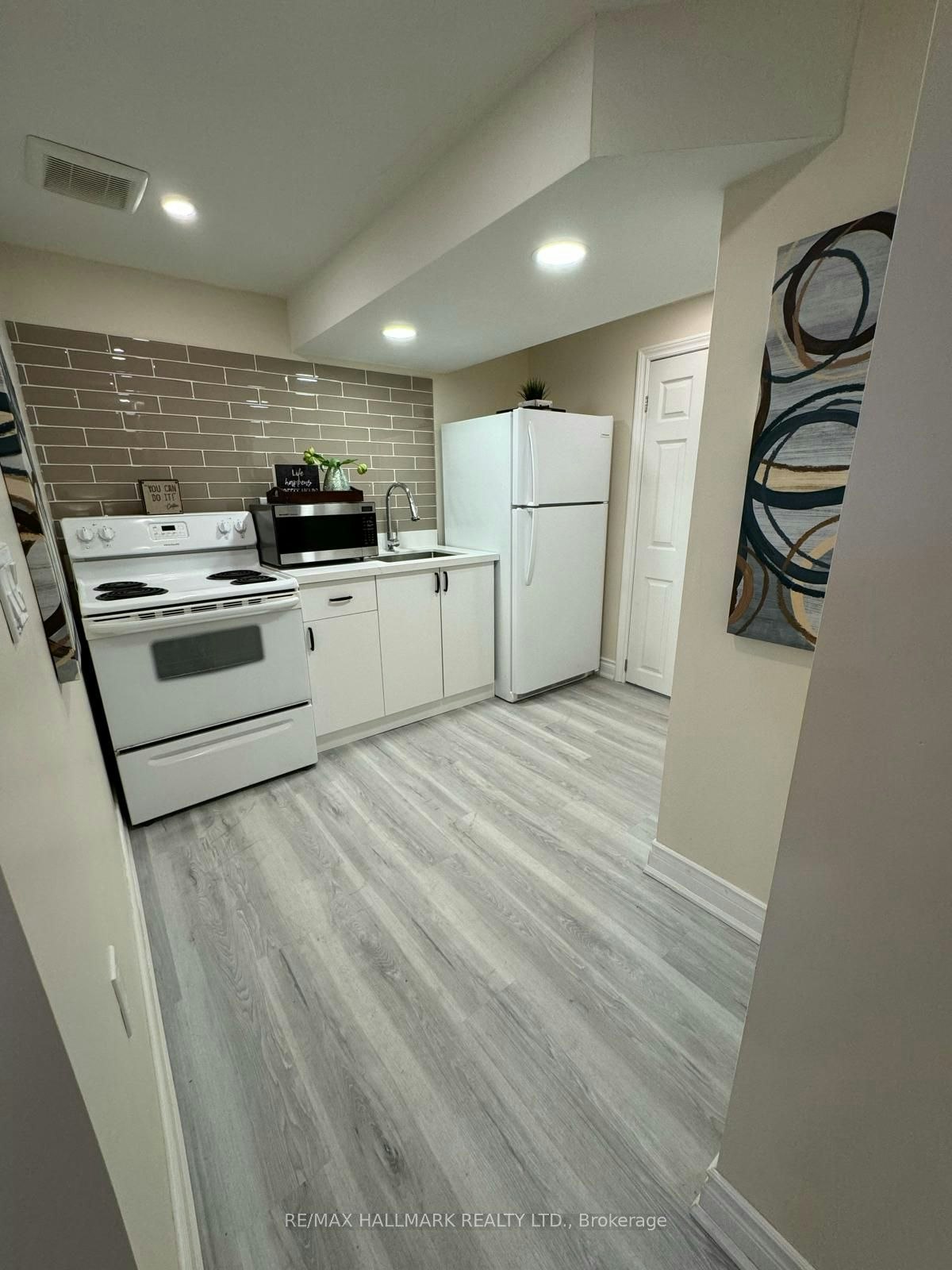 Room 2-248 Crossland Gate, Newmarket, ON, L3X 1A9 - 3