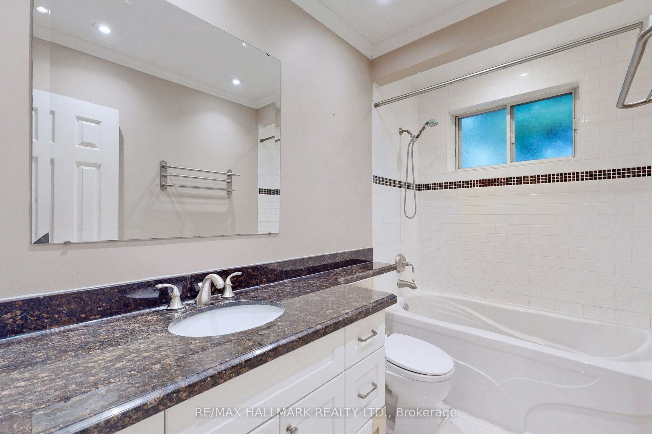 16 Knowles Crescent, Aurora, ON, L4G 1Z7 - 16