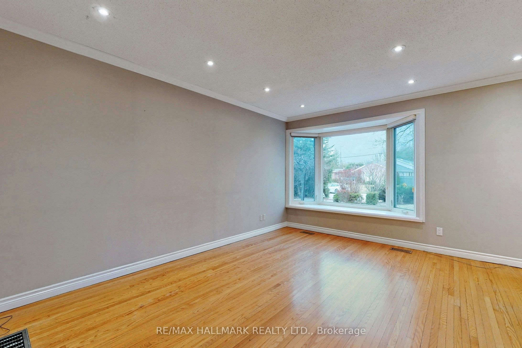 16 Knowles Crescent, Aurora, ON, L4G 1Z7 - 3