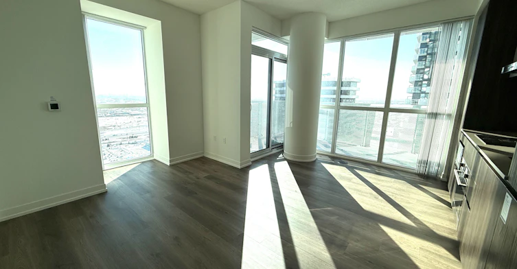 5212-8 Interchange Way, Vaughan, ON, L4K 5Z7 - 5