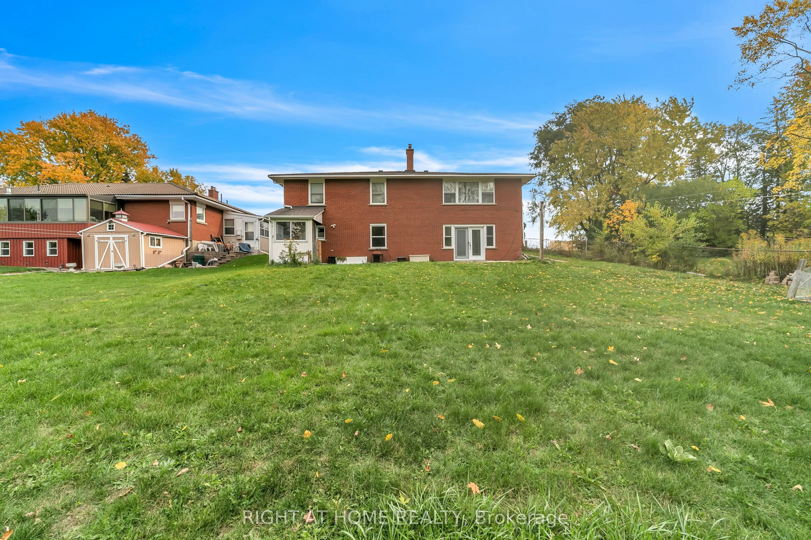 22 Hamilton Drive, Newmarket, ON, L3Y 3E8